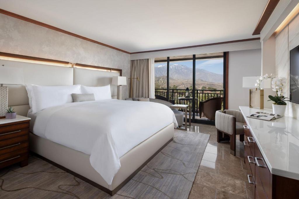 Postel nebo postele na pokoji v ubytování The Ritz-Carlton, Rancho Mirage