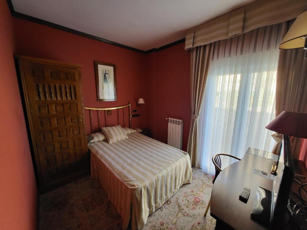 Postel nebo postele na pokoji v ubytování Hotel Leonor Mirón