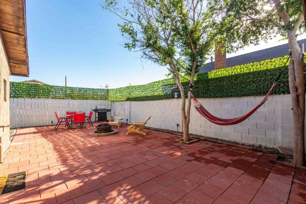eine Terrasse mit einem Zaun und einer Hängematte in der Unterkunft Your Downtown Studio With All Amenities Unit B in Phoenix