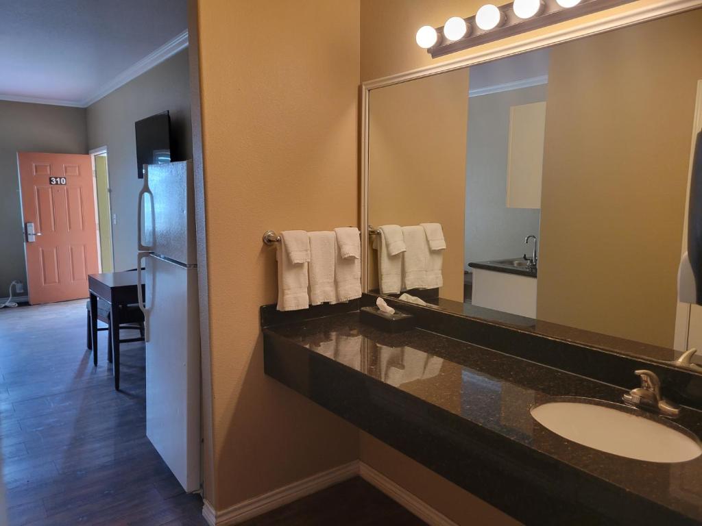 Koupelna v ubytování Cotulla Whitten Inn