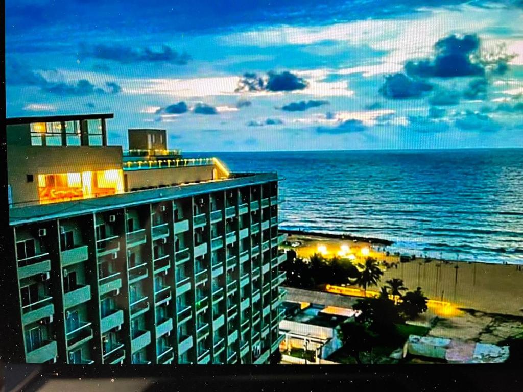 uma vista para um hotel e para o oceano à noite em Ocean Breeze Residence- Negombo em Negombo