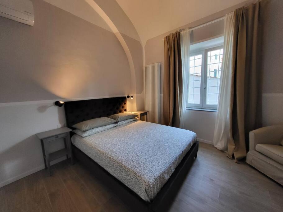 ein Schlafzimmer mit einem großen Bett und einem Fenster in der Unterkunft La Casa di Nella in Lastra a Signa