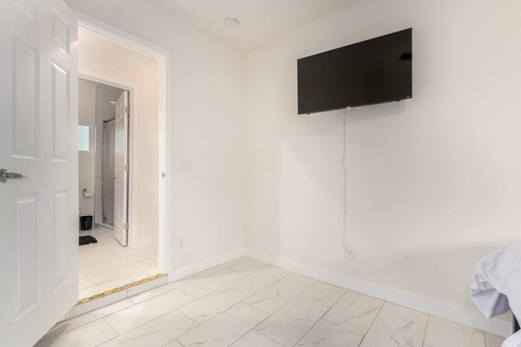 Your Downtown Home With California King Bed Unit A - Twee Slaapkamers Appartement