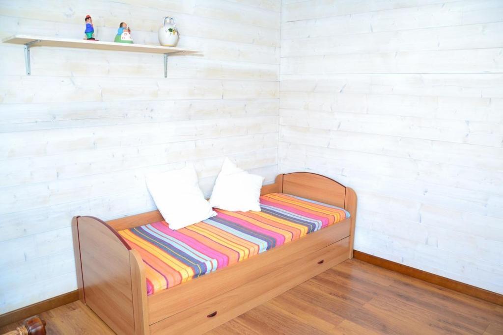 a bench with two pillows on it in a room at B&B SanteBice in Polignano a Mare