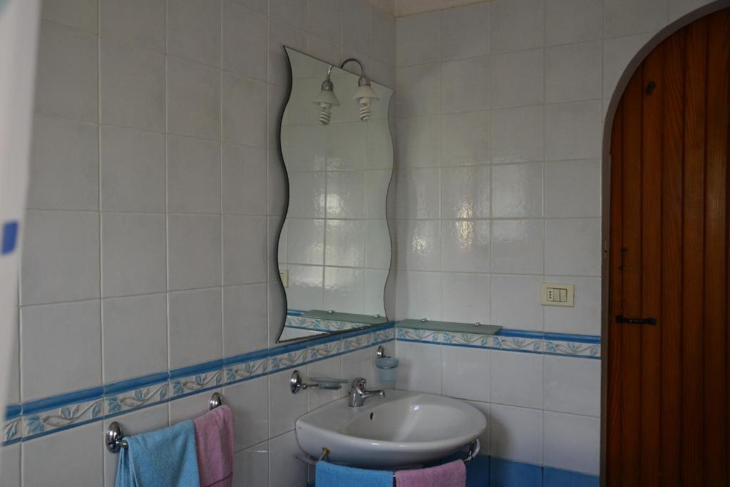 a bathroom with a sink and a mirror at B&B SanteBice in Polignano a Mare