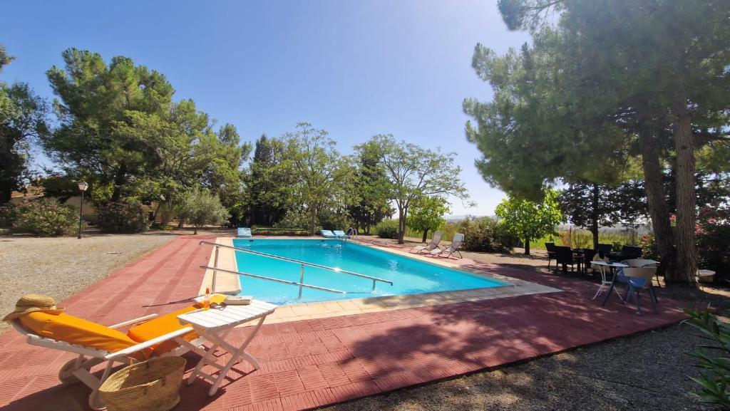 una piscina con 2 sillas y una mesa en Casa rural Casa Montoya, en Barranda