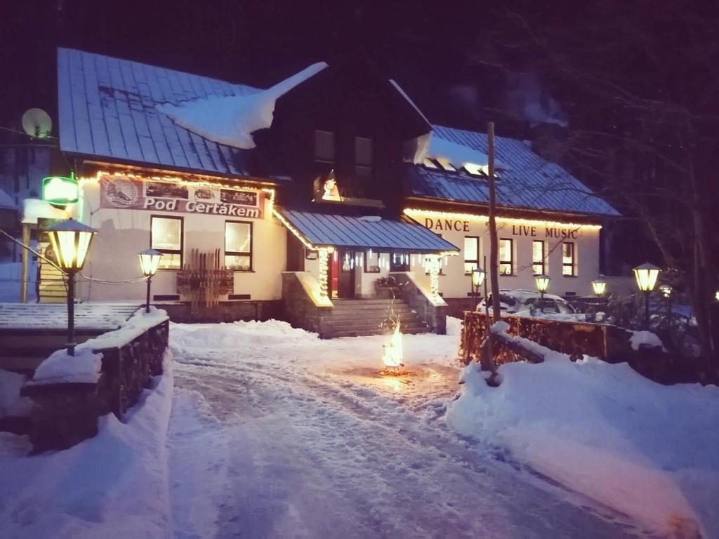 Obiekt Penzion & Restaurant Pod Čerťákem zimą
