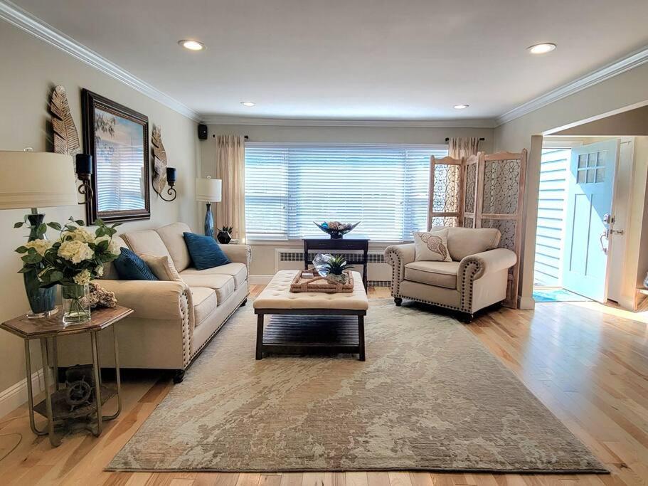 ein Wohnzimmer mit einem Sofa und einem Stuhl in der Unterkunft Long Beach Paradise by the Sea (3 bed/2 bath) in Long Beach