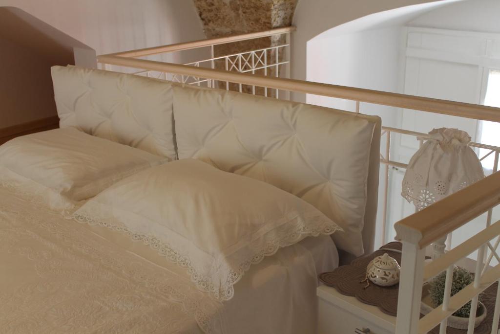 sypialnia z białym łóżkiem z białym zagłówkiem w obiekcie B&B Nino Moro w mieście Casarano