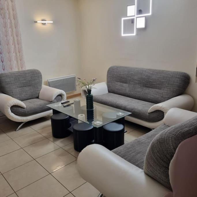 uma sala de estar com sofás e uma mesa de centro em Grand appartement confortable em Andolsheim