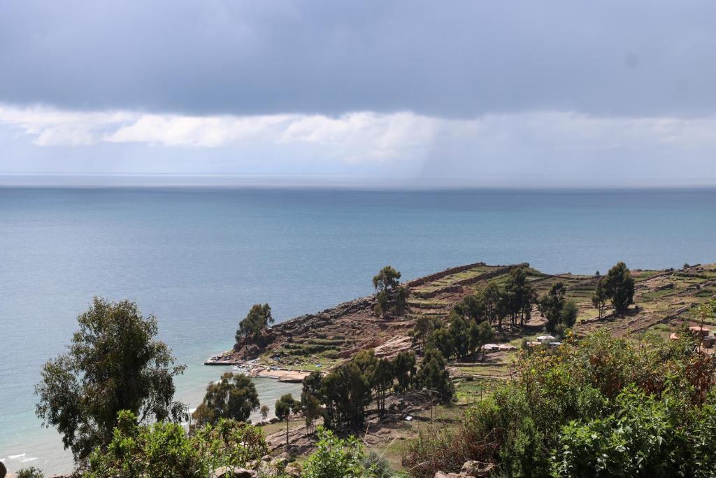 - une vue sur l'océan depuis une colline dans l'établissement WHITE SAND Taquile Lodge, à Huillanopampa