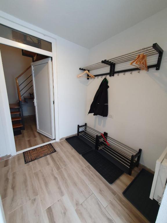 a room with a bench and a door and a hallway at Mladenović Kuća in Kopaonik