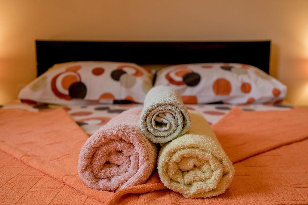 卡門納里的住宿－古德耶公寓酒店，床上一双毛巾