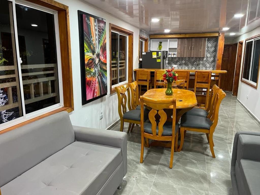een woonkamer met een tafel en een bank bij Casas Manatwar`s in San Andrés