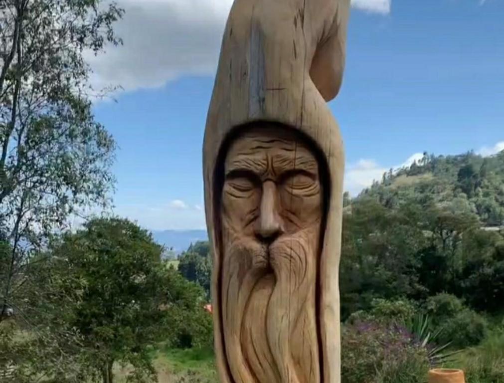 una gran estatua de madera de un hombre con barba en Fábrica de Experiencias - FINCA COMPLETA 2 personas, en Santa Elena