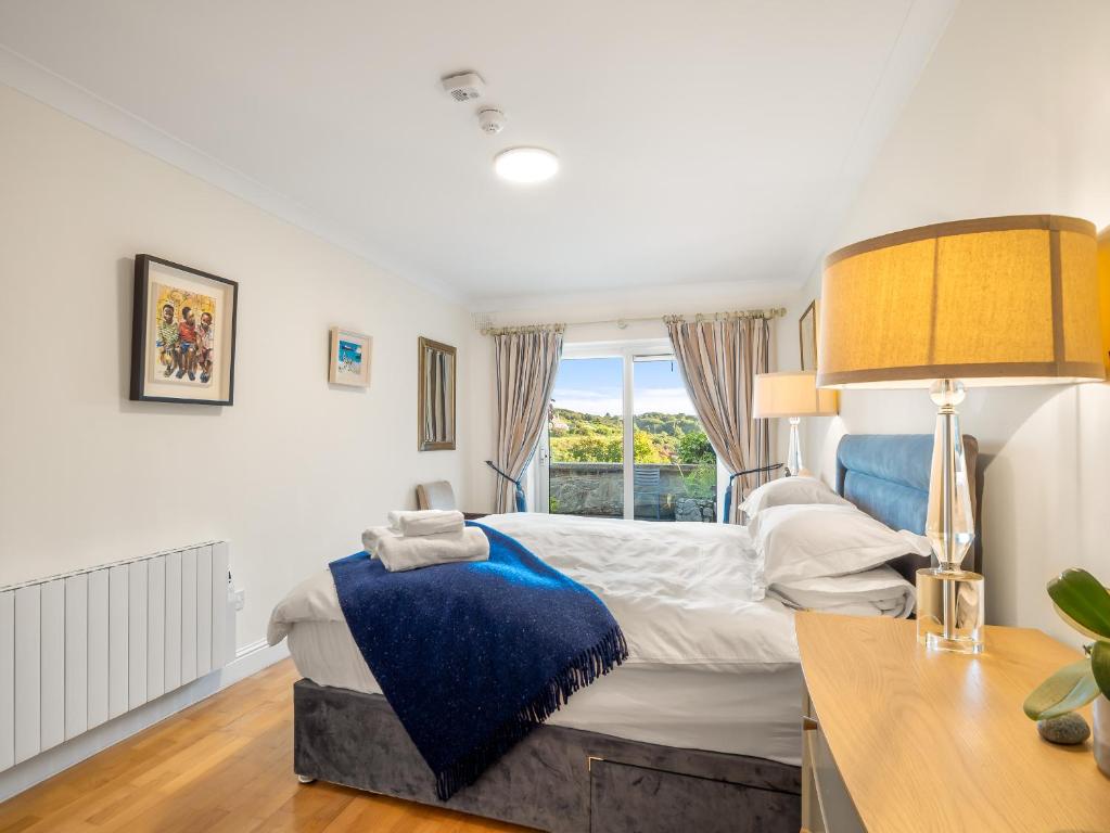 Postel nebo postele na pokoji v ubytování Clifden Seaview - Spectacular Apartment, Connemara