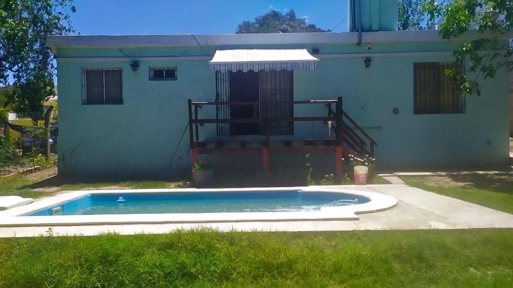 een klein zwembad voor een huis bij Casa Mis Viejos in Potrero de los Funes