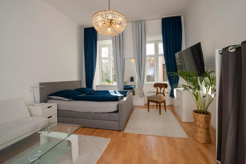 a living room with a couch and a table at Home Suites Home in Vienna