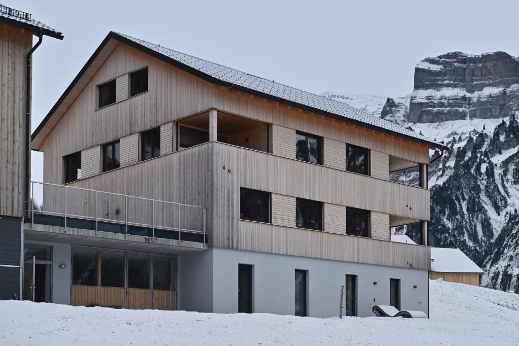 budynek na szczycie pokrytej śniegiem góry w obiekcie Panoramahof Bergglück w mieście Mellau