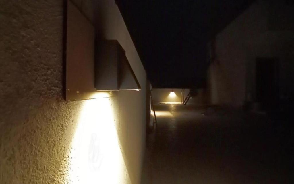 una luz en una pared en una habitación oscura en LeHomeStay, en Pūrnānkuppam