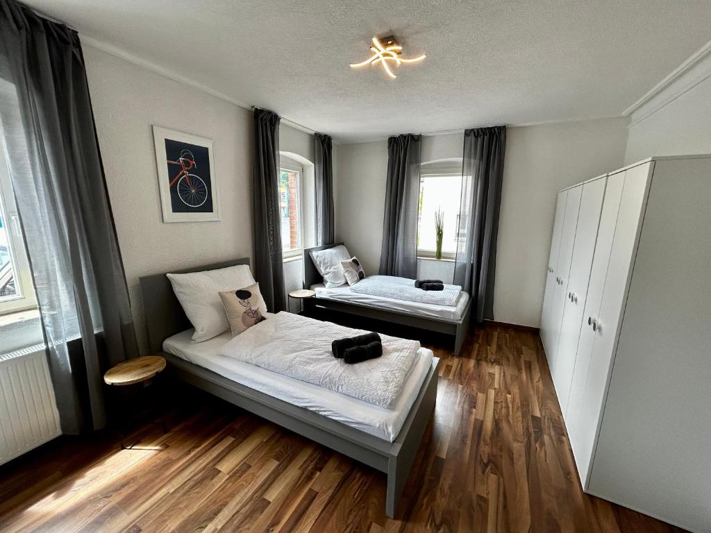 Giường trong phòng chung tại OhPardon! GAILDORF - EG Wohnung, Terrasse, Einzelbetten