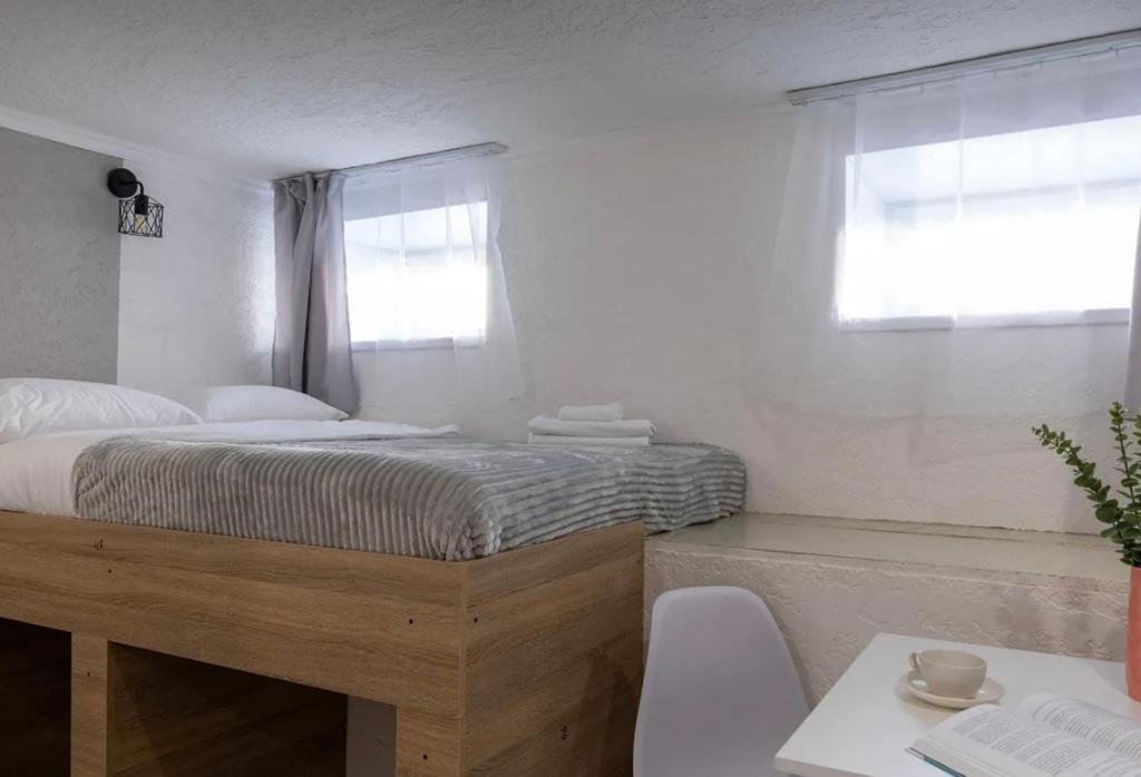 Habitación blanca con cama y ventana en VIP apart 626, en Tiflis