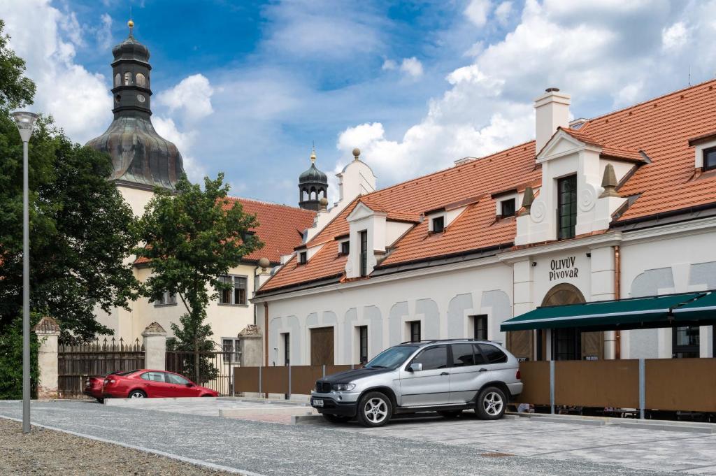 ein Auto, das vor einem Gebäude mit einer Moschee geparkt ist in der Unterkunft Olivův Pivovar in Dolní Břežany