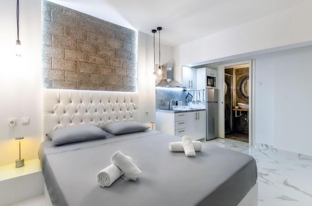 Letto o letti in una camera di Lux studio 12 with yard in the heart of Athens