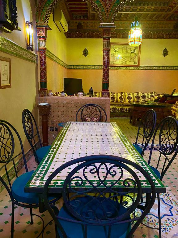Restaurace v ubytování Riad Kamal de luxe avec jacuzzi et trois piscines au cœur de Marrakech