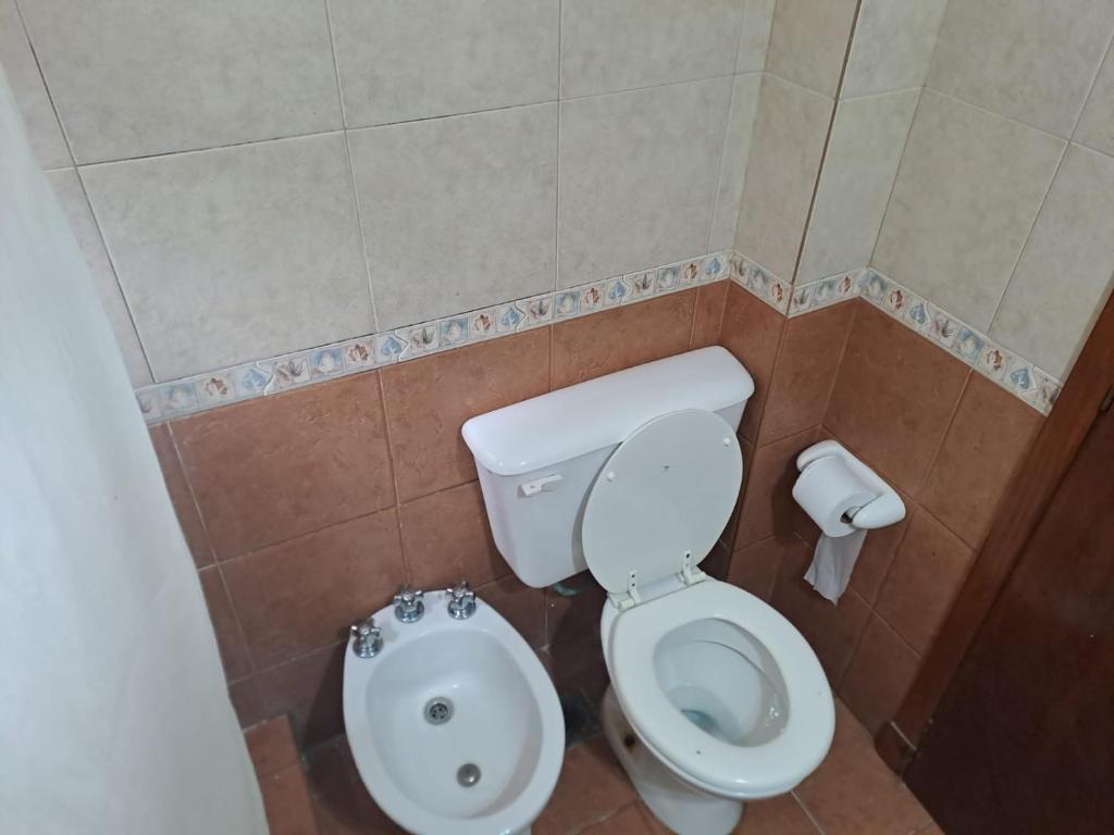 a bathroom with a toilet and a bidet at Departamento en Balcarce in Balcarce
