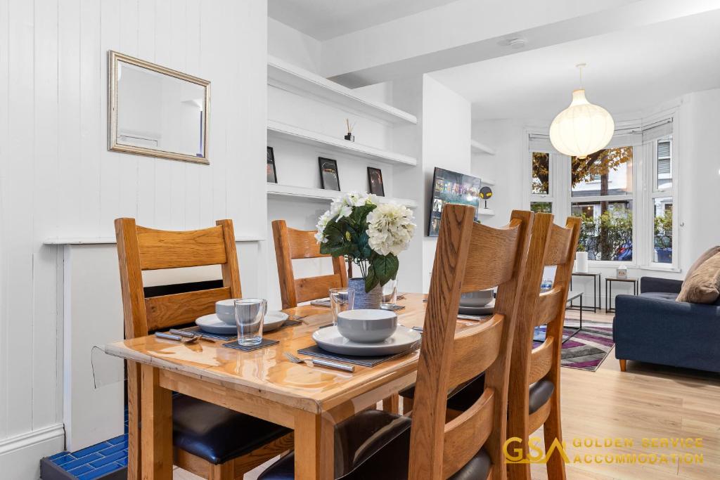 Posezení v ubytování Stylist and Cosy 3 Bed House Leytonstone Sleeps 7