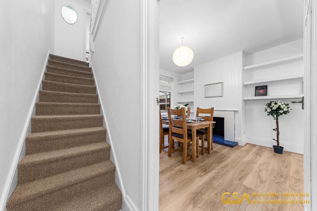 Fotografie z fotogalerie ubytování Stylist and Cosy 3 Bed House Leytonstone Sleeps 7 v Londýně