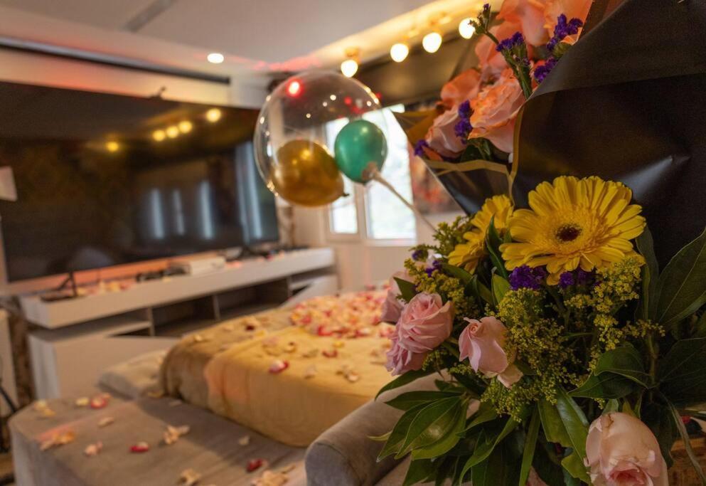 a table with a cake and a bouquet of flowers at Apartamento Noche Romántica in Bogotá