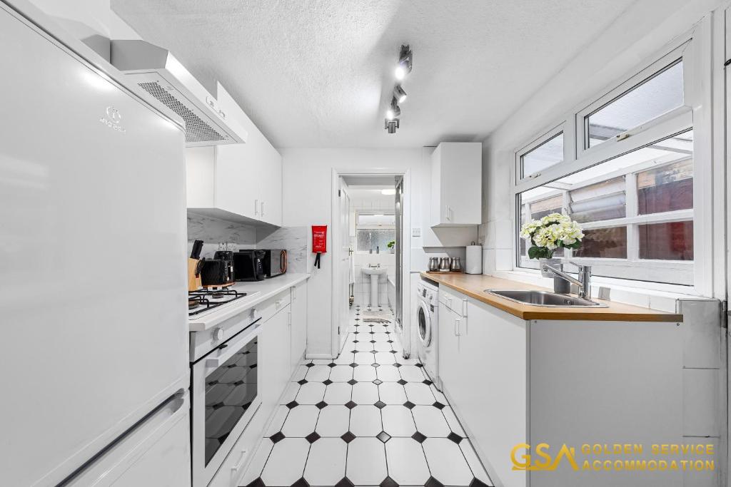 Kuchyň nebo kuchyňský kout v ubytování Stylist and Cosy 3 Bed House Leytonstone Sleeps 7
