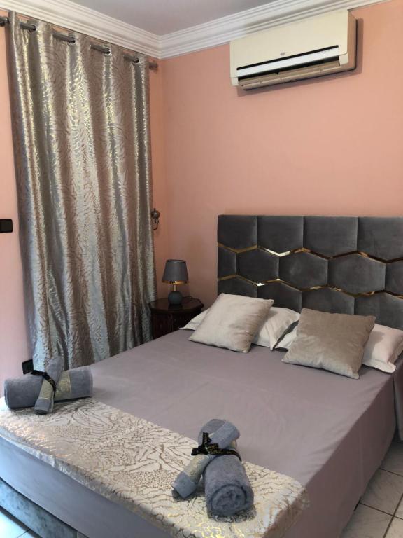 Postel nebo postele na pokoji v ubytování Riad Ramona lQariya seyaheya