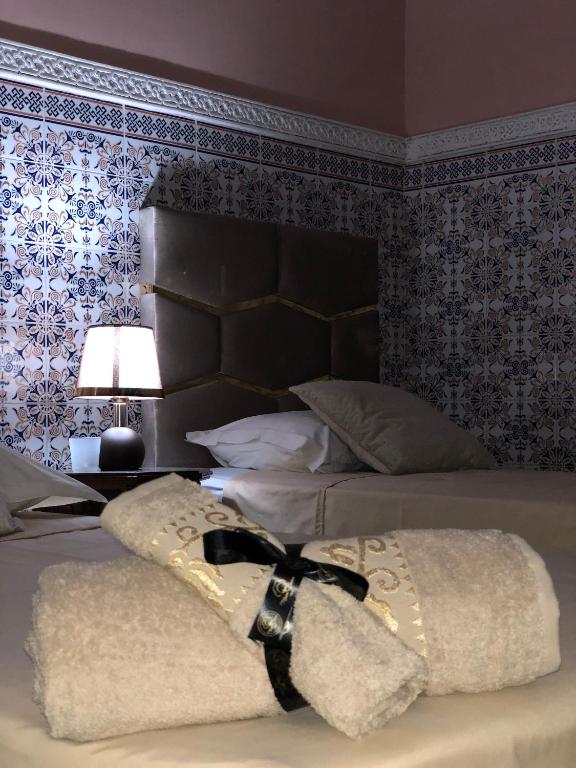 Postel nebo postele na pokoji v ubytování Riad Ramona lQariya seyaheya