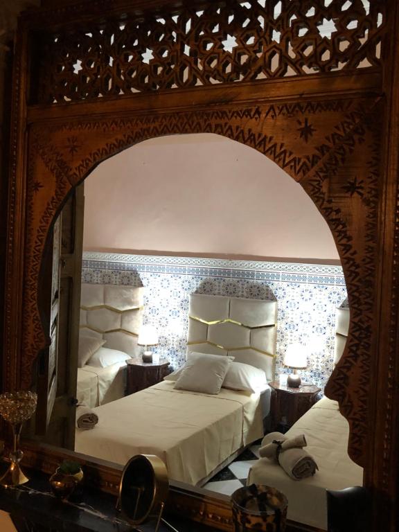 Postel nebo postele na pokoji v ubytování Riad Ramona lQariya seyaheya