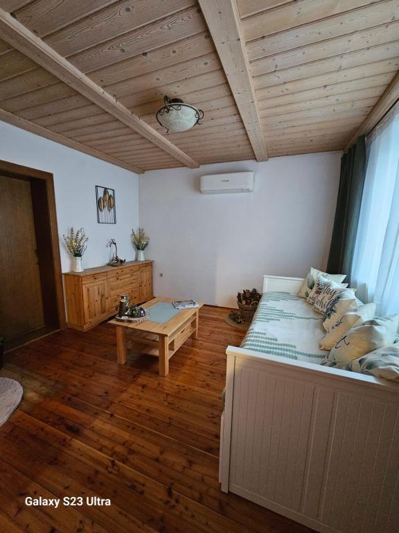 Llit o llits en una habitació de Holz Haus nähe Wien