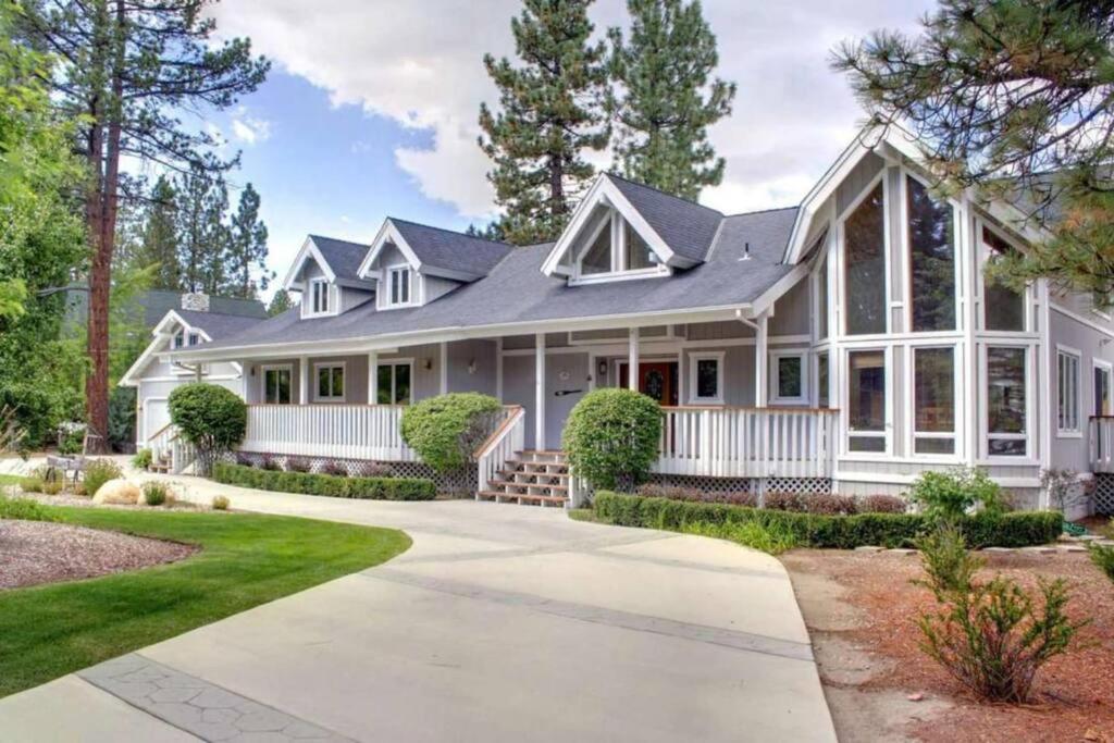 una casa blanca con techo gris en Lakefront Estate W/Stunning Views in Big Bear Lake en Big Bear Lake