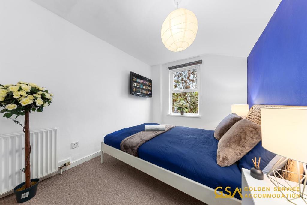 Postel nebo postele na pokoji v ubytování Stylist and Cosy 3 Bed House Leytonstone Sleeps 7
