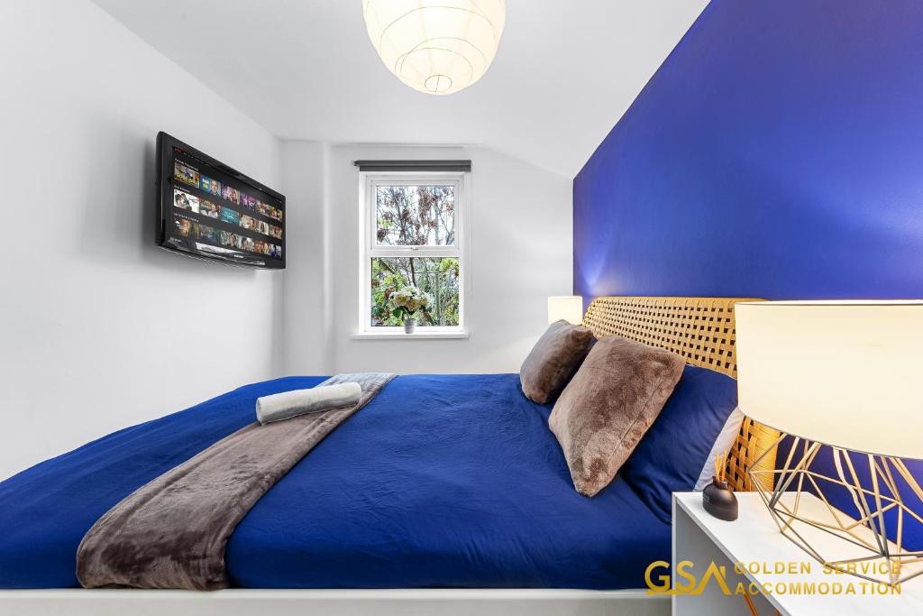 Postel nebo postele na pokoji v ubytování Stylist and Cosy 3 Bed House Leytonstone Sleeps 7