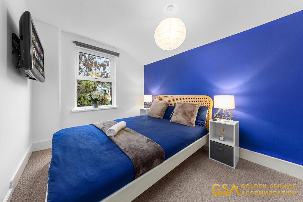 Postel nebo postele na pokoji v ubytování Stylist and Cosy 3 Bed House Leytonstone Sleeps 7