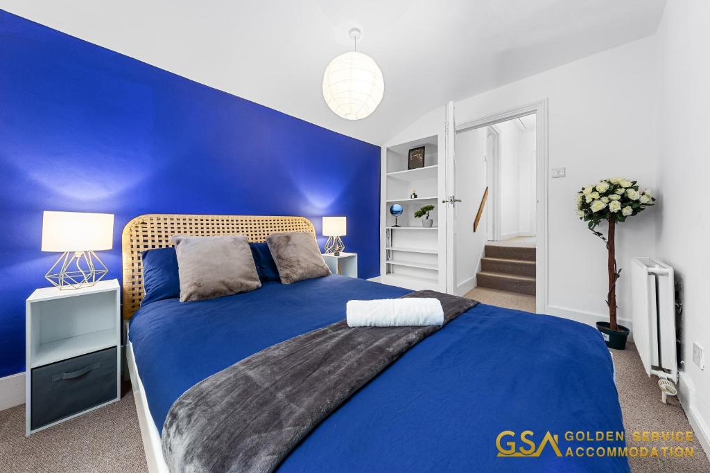 Postel nebo postele na pokoji v ubytování Stylist and Cosy 3 Bed House Leytonstone Sleeps 7