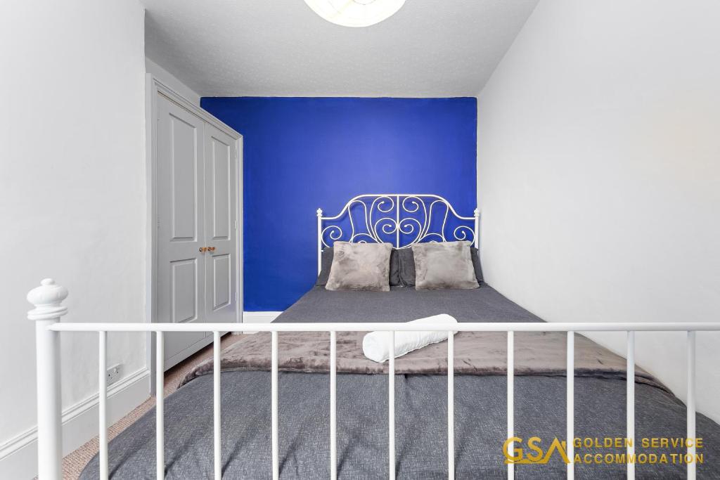 Postel nebo postele na pokoji v ubytování Stylist and Cosy 3 Bed House Leytonstone Sleeps 7
