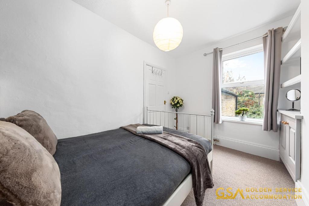 Postel nebo postele na pokoji v ubytování Stylist and Cosy 3 Bed House Leytonstone Sleeps 7