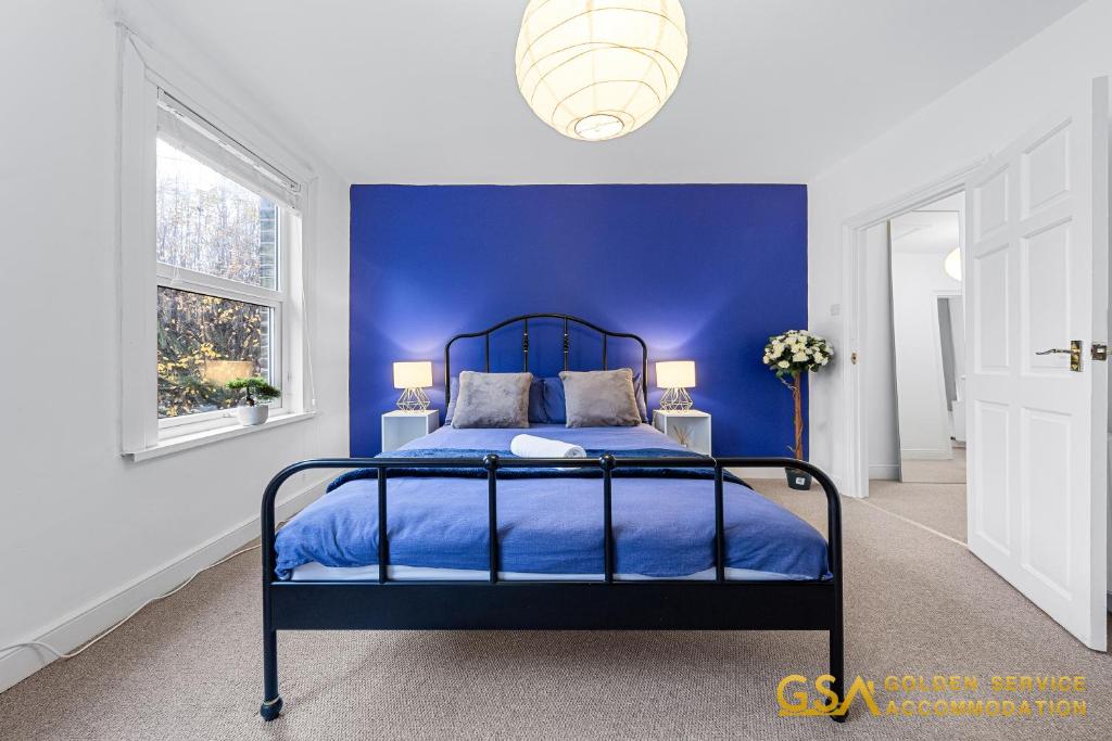 Postel nebo postele na pokoji v ubytování Stylist and Cosy 3 Bed House Leytonstone Sleeps 7