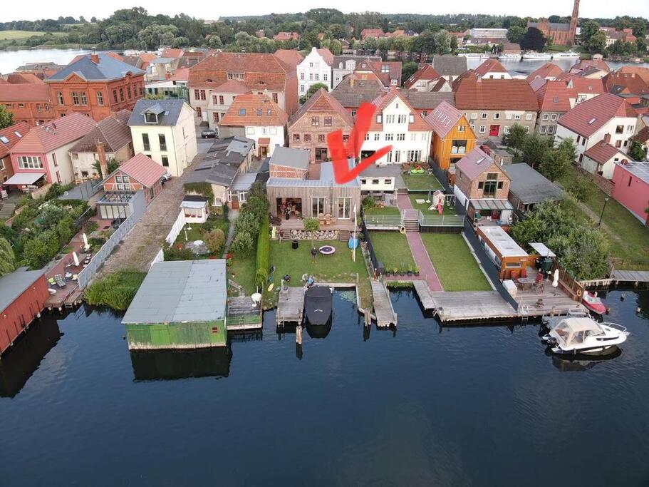 eine Luftansicht einer Stadt auf dem Wasser in der Unterkunft Haus am See in Malchow