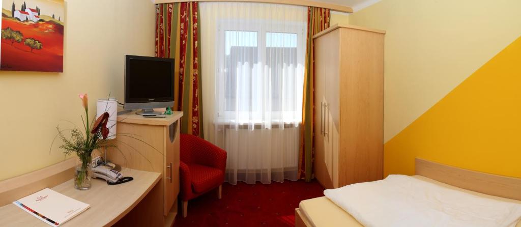 TV a/nebo společenská místnost v ubytování Hotel Restaurant Böck "Roter Hahn"