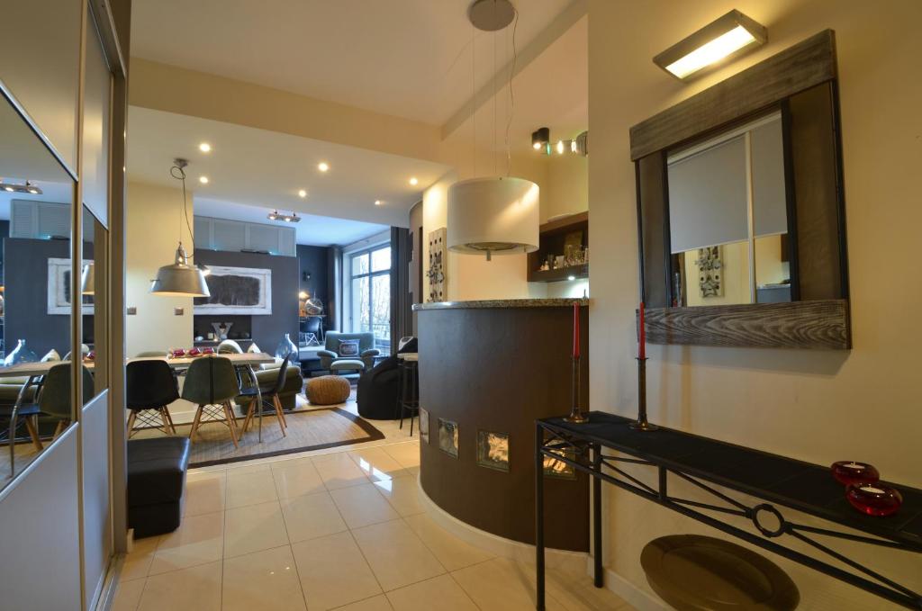 a kitchen and living room with a dining room at -- Manhattan -- CENTRUM -- STARÓWKA -- in Kołobrzeg