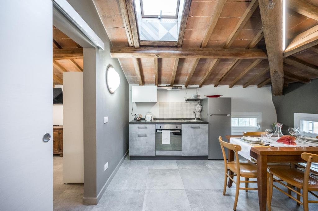A kitchen or kitchenette at La Casa di Valeria - Modena